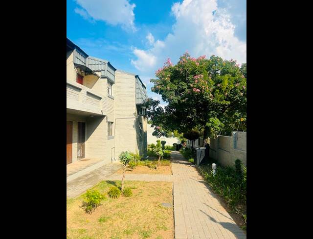 2 BEDROOM APARTMENT FOR SALE IN BRYANSTON